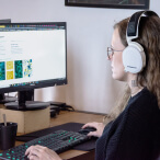 Alison à son poste avec un casque travaillant sur un moodboard