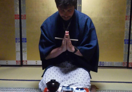 Cedric en tailleur durant la cérémonie du thé au Japon